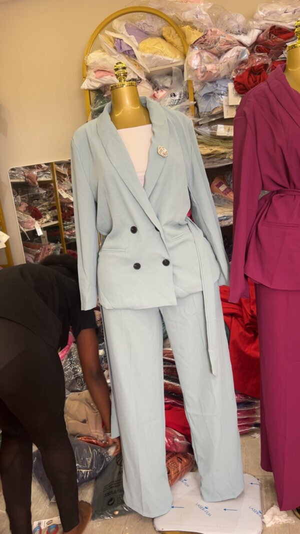 SUIT 5905