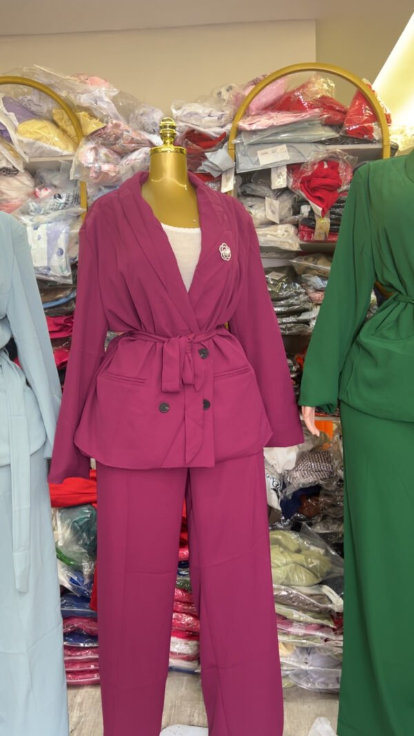 SUIT 5905